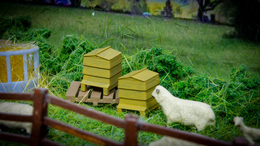 OO Gauge Bee Hives (10) with wooden pallets (4)
