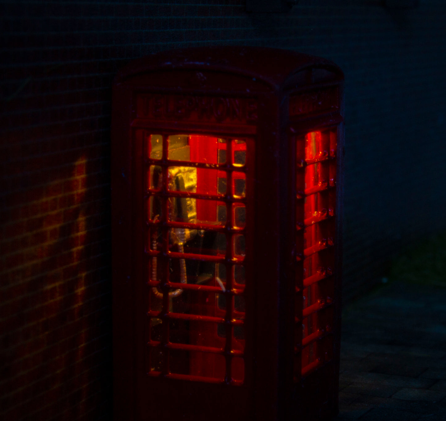 OO Gauge Traditional Phone Box with LED lighting