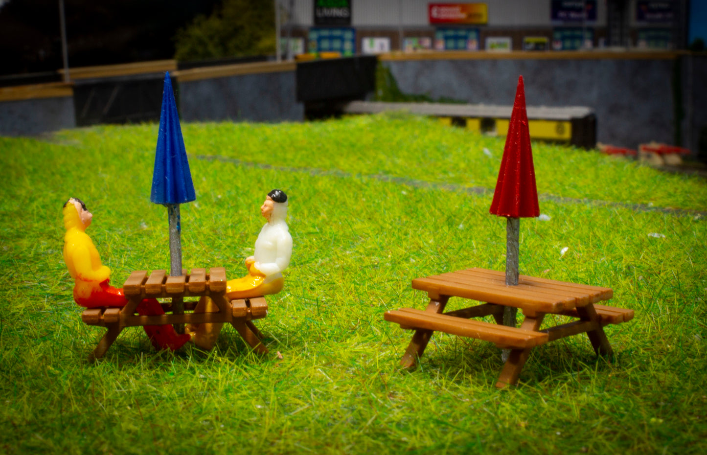 OO Garden / Pub picnic table and Brolly's