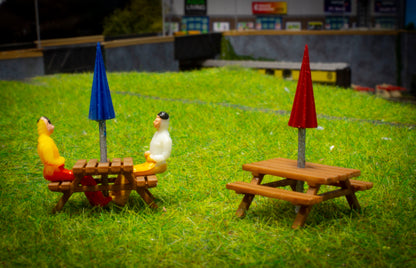 OO Garden / Pub picnic table and Brolly's
