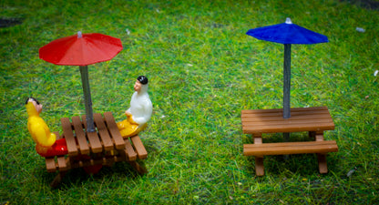 OO Garden / Pub picnic table and Brolly's