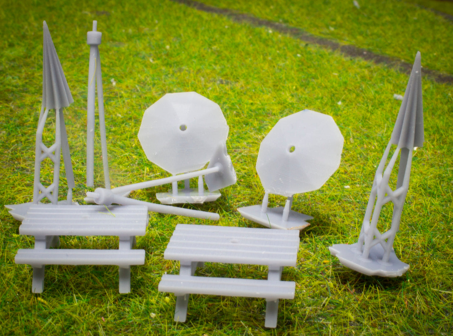 OO Gauge Pub / Picnic Table with open and closed parasols pack of 4