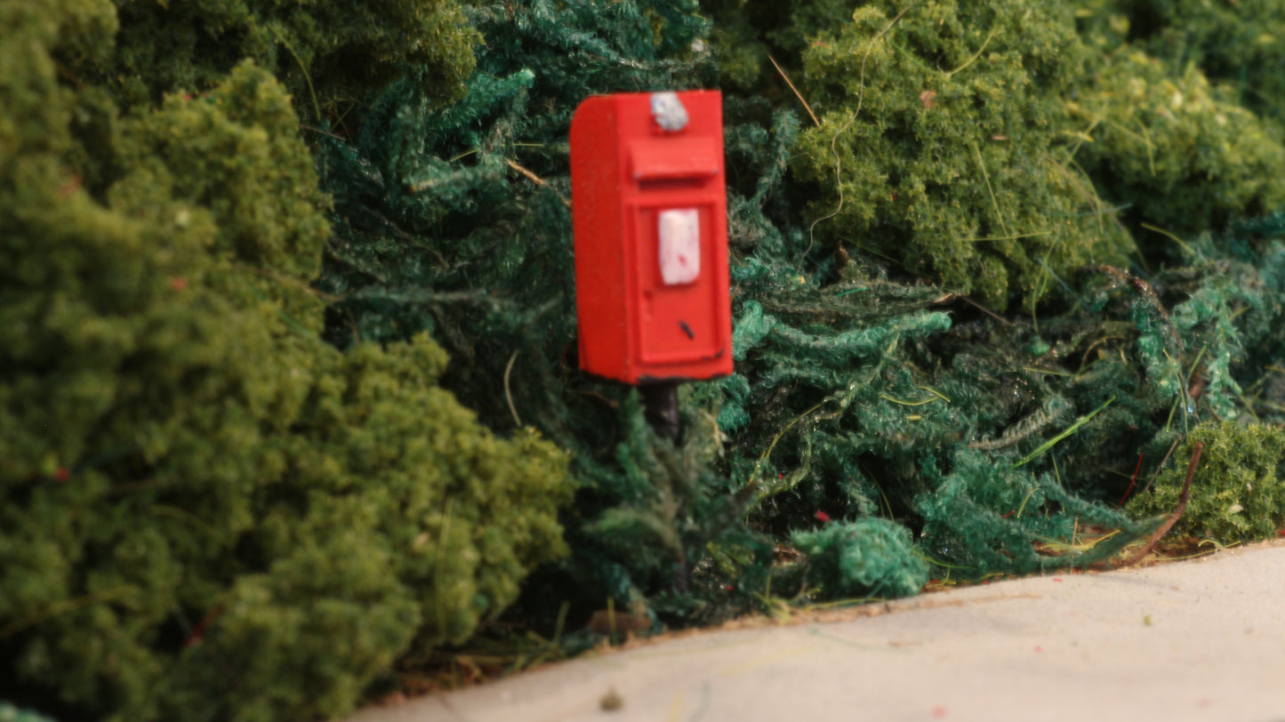 OO, TT & N GAUGE Post Boxes, three styles. Pack of six, two of each style.